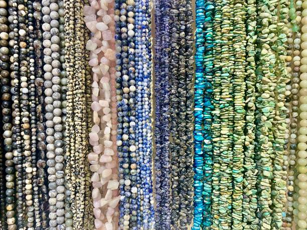 разнообразие хрустальных струн в бисерном магазине - jewelry bracelet bead crystal стоковые фото и изображения