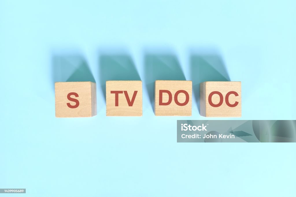 S Tv Do Oc รูปแบบประโยคพื้นฐานแนวคิดไวยากรณ์ภาษาอังกฤษ  บล็อกไม้แบนวางบนพื้นหลังสีฟ้า ภาพสต็อก - ดาวน์โหลดรูปภาพตอนนี้ - Istock