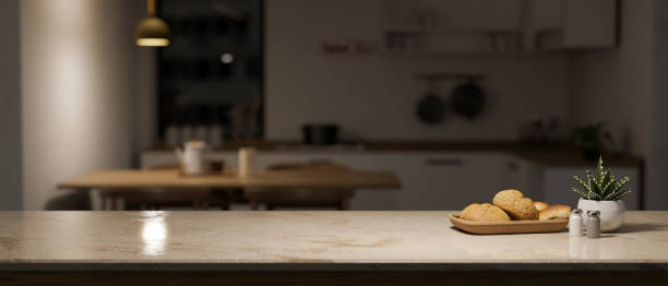 table de cuisine en marbre avec espace de copie sur cuisine moderne floue avec table à manger - soft lighting photos et images de collection