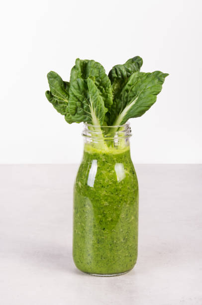 flasche grüner smoothie mit chlorophyll - chlorophyll green smoothie smoothie vegetable stock-fotos und bilder
