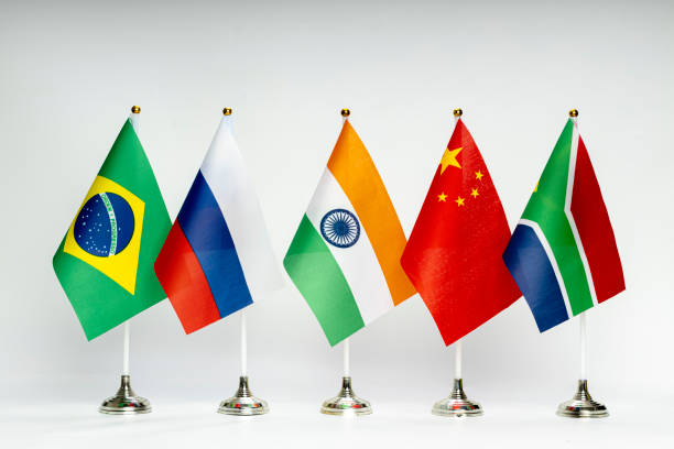 büroflaggen der brics-staaten auf hellem hintergrund. gipfel von brasilien, russland, indien, china und südafrika. - schwellenländer stock-fotos und bilder