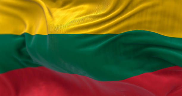 visão de perto da bandeira nacional da lituânia acenando ao vento - bandeira da lituânia - fotografias e filmes do acervo