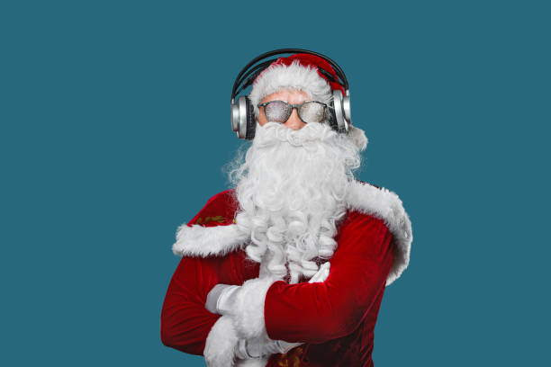 cool santa claus está ouvindo música em fones de ouvido. cool dj poster - seu texto. - santa claus audio - fotografias e filmes do acervo