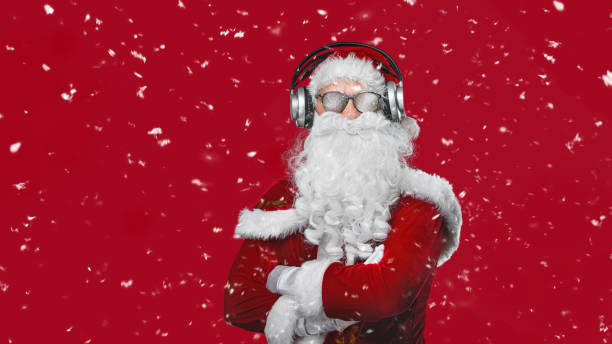 cool santa claus está ouvindo música em fones de ouvido. cool red dj poster - seu texto. - santa claus audio - fotografias e filmes do acervo