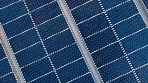 luftaufnahme von sonnenkollektoren oder photovoltaikmodul. solarstrom für grüne energie. nachhaltige ressourcen. solarzellenmodule nutzen sonnenlicht als quelle zur stromerzeugung. photovoltaik oder pv. - solar power station solar energy sun clean stock-fotos und bilder