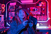 sie-gewinnen-gamer-mit-joystick-controller-spielt-online-videospiel-mit-computer-neonlichter.jpg?b=1&s=170x170&k=20&c=X7XE_CI90pc4D41JSOw1Itq_rmTvVoPmgMMjGUgDRuY=