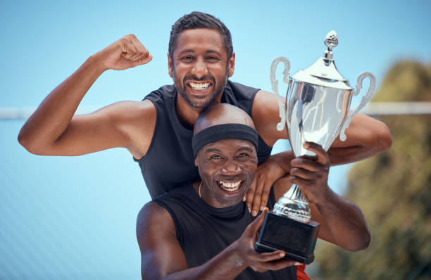 Sports men trophy, award and winning success, prize and achievement of teamwork, happy and smile athletes. Portrait sports competition game winners, champion motivation celebration and contest reward trofeo de deportistas, premios y éxitos ganadores, premios y logros de trabajo en equipo, atletas felices y sonrientes. ganadores del juego de competencia deportiva de retrato, celebración de motivación de campeón y recompensa del concurso