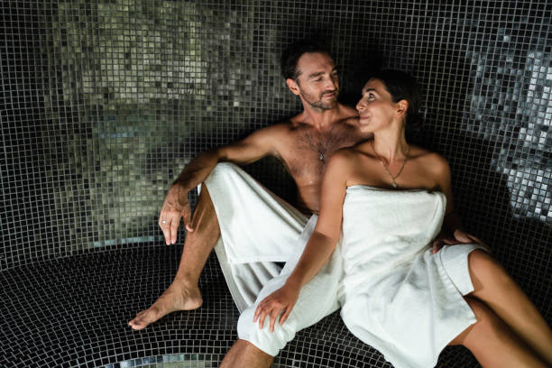 couple profitant de moments spa de luxe - sauna health spa healthy lifestyle wellbeing photos et images de collection