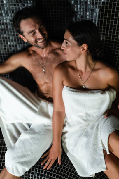 para ciesząca się luksusowymi chwilami spa - bathrobe health spa spa treatment couple zdjęcia i obrazy z banku zdjęć