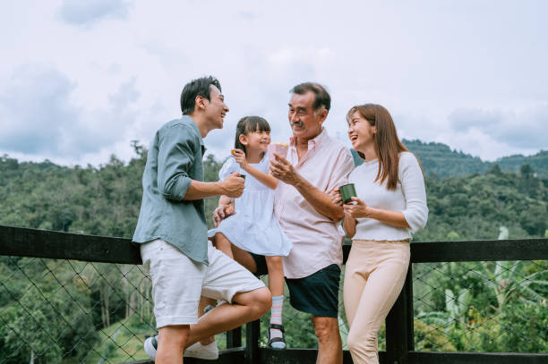 리조트 호텔에서 즐거운 시간을 보내는 아시아 중국인 가족 - chinese ethnicity family togetherness happiness 뉴스 사진 이미지