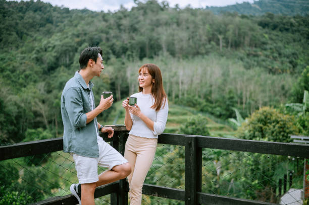 una pareja china asiática que se lo pasa muy bien - couple outdoors coffee friendship fotografías e imágenes de stock