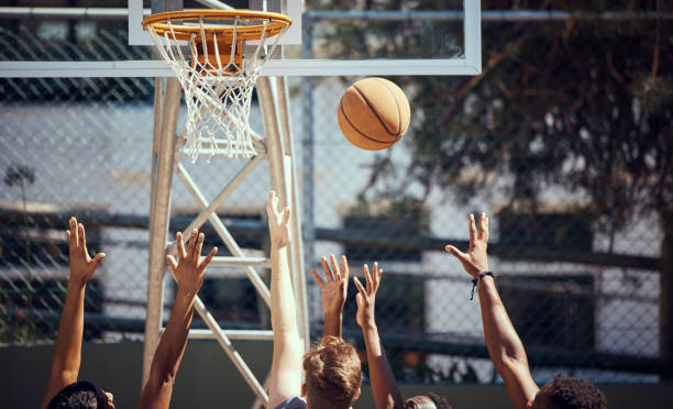 баскетбол, спорт и фитнес с друзьями на площадке для спорта, здоровья и физических упражнений на открытом воздухе в течение лета. тренировк� - basketball sport human hand reaching стоковые фото и изображения