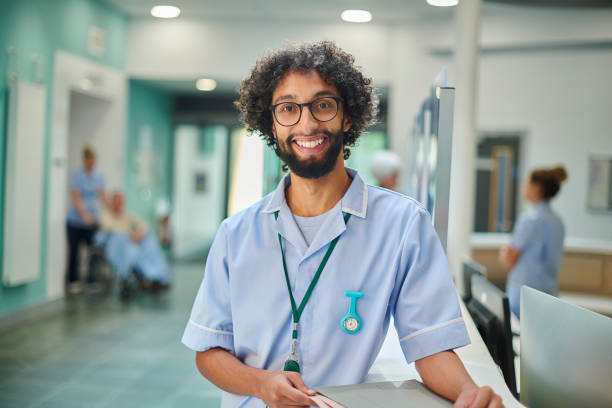 fotografii de stoc, fotografii și imagini scutite de redevențe cu portret de sex masculin asistentă medicală - asistentă medicală de sex masculin