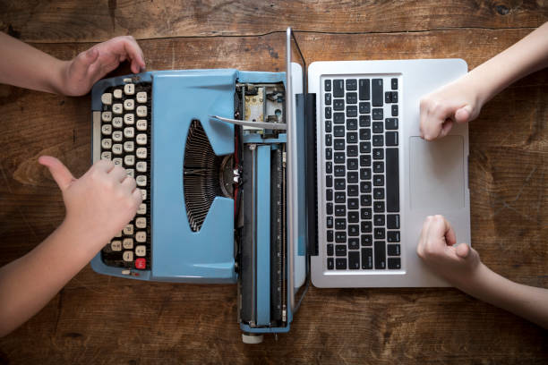 laptop e máquina de escrever com polegares para cima - teamwork concepts article communication - fotografias e filmes do acervo