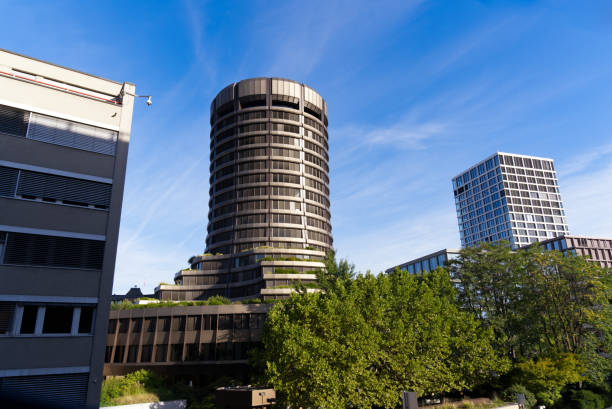 goldener büroturm in schweizer stadt mit blauem himmelshintergrund. - round bale stock-fotos und bilder