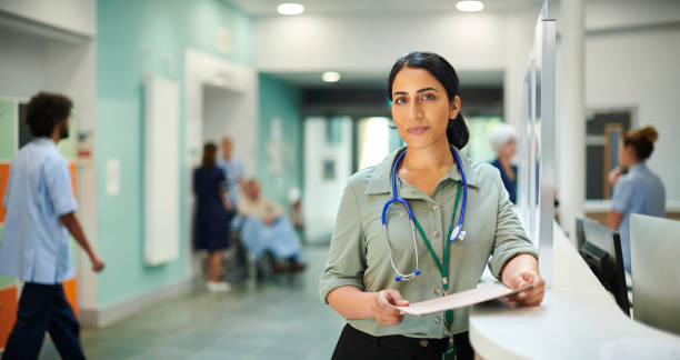 hrdý lékař nemocničního personálu - lékař lékařské povolání - stock snímky, obrázky a fotky