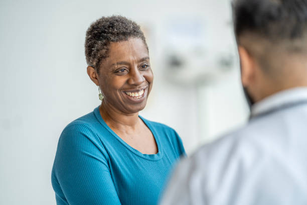 reunión del médico con un paciente mayor - afrocaribeño fotografías e imágenes de stock