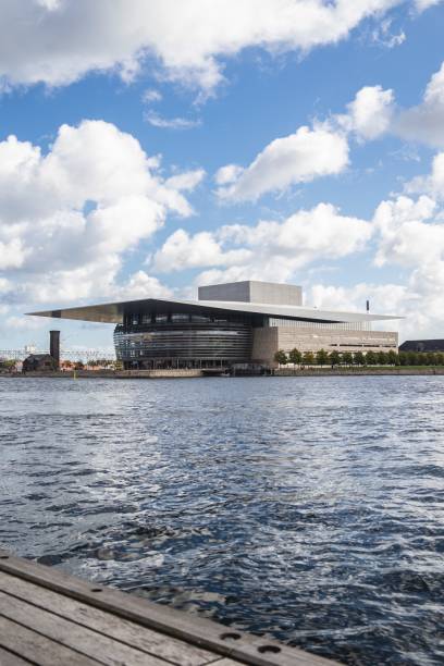 ripresa verticale del teatro dell'opera di copenaghen dall'acqua catturata a copenaghen, danimarca - copenhagen opera denmark opera house foto e immagini stock