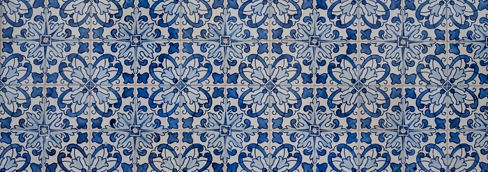 A seamless pattern with blue flowers in the white tile