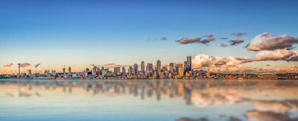 plano amplio del reflejo de la ciudad de seattle, ee.uu. en el agua bajo el cielo nublado - seattle night skyline architecture and buildings fotografías e imágenes de stock