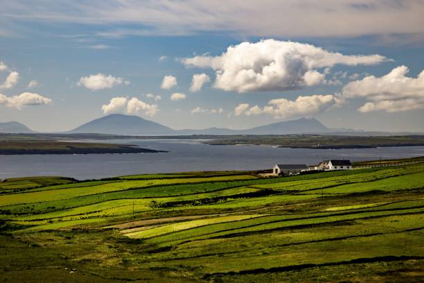 ripresa ad alta angolazione di una valle vicino al mare nel vicino ballycastle della contea di mayo in irlanda - mayo foto e immagini stock