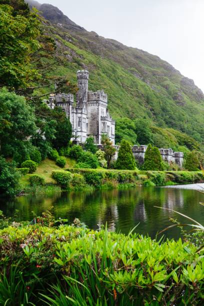 fascinante vue verticale de l’abbaye de kylemore et du jardin clos victorien en irlande - irlande photos et images de collection