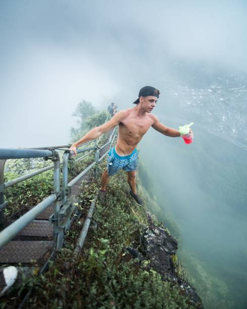 la escaleras - escalera hacia el cielo fotografías e imágenes de stock