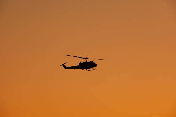 fotos de helicóptero militar voando sobre o céu - transport helicopter - fotografias e filmes do acervo