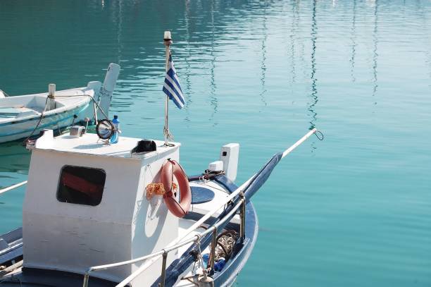 primer plano de un barco descansando en el agua en un día soleado en las islas griegas - flower red poppy sky fotografías e imágenes de stock