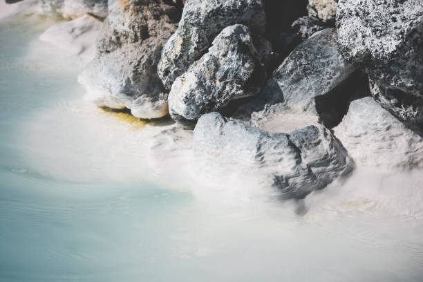 hermosa toma de rocas apiladas cerca de un agua cristalina - water waterfall sky seascape fotografías e imágenes de stock