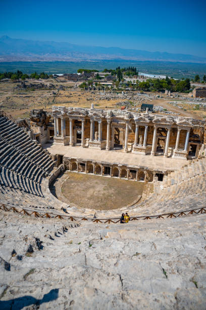 トルコのヒエラポリスの廃墟となった都市、パムッカレ円形劇場の眺め。 - hierapolis ストックフォトと画像