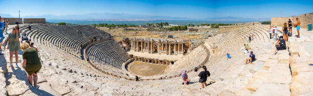 вид на амфитеатр памуккале, разрушенный город иераполис, турция. - hierapolis stadium stage theater amphitheater стоковые фото и изображения