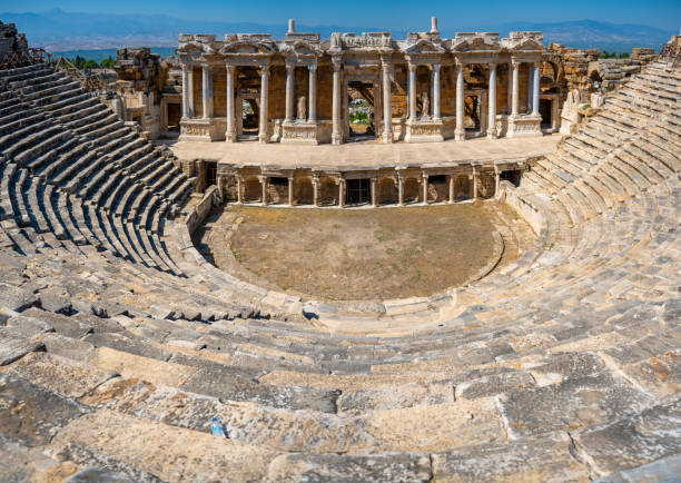 вид на амфитеатр памуккале, разрушенный город иераполис, турция. - hierapolis stadium stage theater amphitheater стоковые фото и изображения