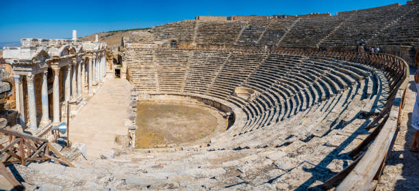 вид на амфитеатр памуккале, разрушенный город иераполис, турция. - hierapolis stadium stage theater amphitheater стоковые фото и изображения