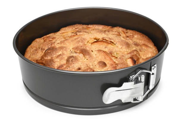 torta de maçã charlotte em forma de cozimento - cookie food isolated dessert - fotografias e filmes do acervo