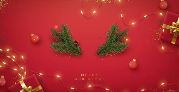 latar belakang merah natal dengan elemen desain dekoratif 3d yang realistis. komposisi natal meriah tampilan atas datar dari kotak hadiah merah, dekorasi karangan bunga bercahaya, cabang-cabang pohon hijau. ilustrasi vektor - christmas ilustrasi stok