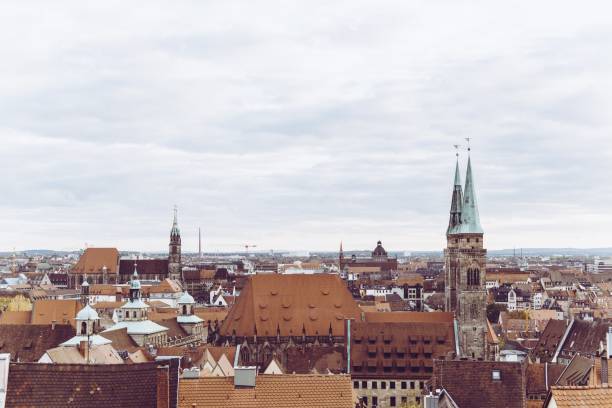 foto aérea de edif�ícios próximos uns dos outros sob um céu nublado em nuremberg - castle nuremberg fort skyline - fotografias e filmes do acervo