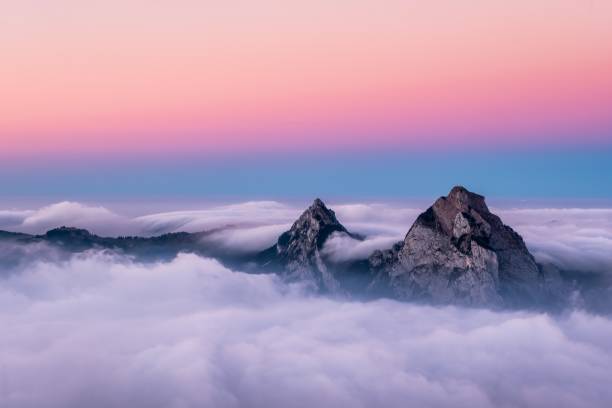 belle prise de vue aérienne des montagnes fronalpstock en suisse sous le magnifique ciel rose et bleu - lake night winter sky photos et images de collection