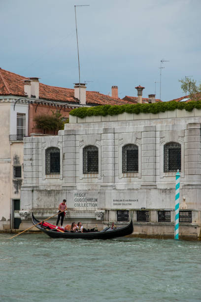 大運河沿いのペギー・グッゲンハイム美術館、ヴェネツィア市、イタリア、ヨーロッパ - european culture architecture vertical venice italy ストックフォトと画像