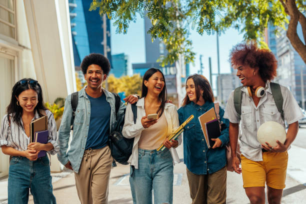 studenti eleganti che camminano in città. - struttura didattica foto e immagini stock