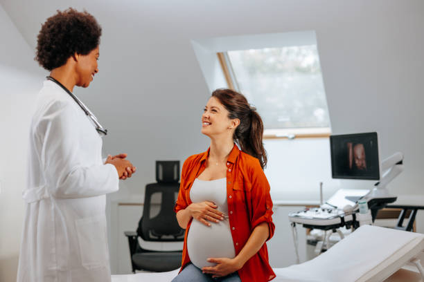 mujer embarazada que visita al médico. - ultrasound human pregnancy ultrasound machine doctor fotografías e imágenes de stock
