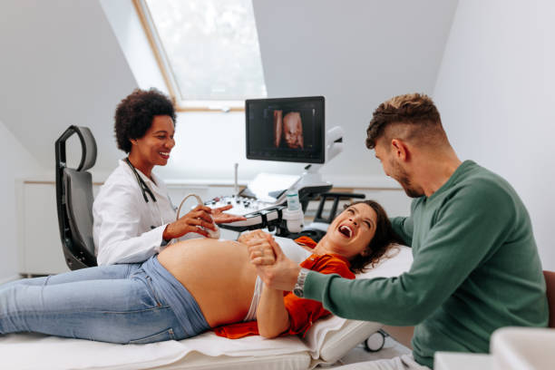 pareja extasiada que tiene diagnóstico por ultrasonido de embarazo. - ultrasound human pregnancy ultrasound machine doctor fotografías e imágenes de stock
