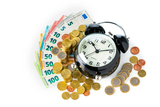 koncepcja czasu to pieniądz. budzik na walucie unii europejskiej izolowany na białym - euro symbol crisis time debt zdjęcia i obrazy z banku zdjęć