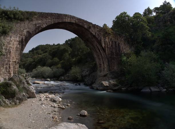 puente romano del madrigal de la vera, cáceres, extremadura, españa - la vera caceres fotografías e imágenes de stock