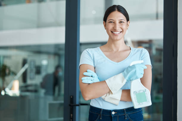 service de nettoyage, portrait et nettoyant dans un bureau avec vaporisateur de désinfectant, d’eau de javel ou de détergent. heureuse, souriante et jeune travailleuse avec des gants et du savon liquide fini de laver les vitres - agent de ménage photos et images de collection