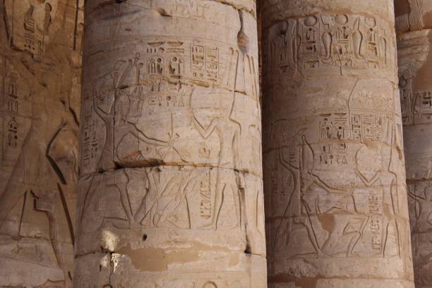 pięknie rzeźbione kolumny w świątyni medinet habu w luksorze w egipcie - luxor africa archaeology architecture zdjęcia i obrazy z banku zdjęć