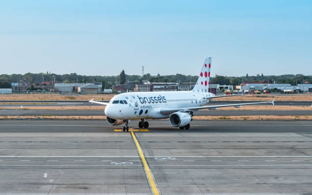 самолет brussels airlines на взлетно-посадочной полосе аэропорта брюсселя. - airbus a330 стоковые фото и изображения