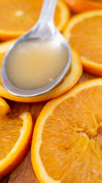 łyżka soku na plasterkach pomarańczy - sweet sauce tablespoon food sweet food zdjęcia i obrazy z banku zdjęć