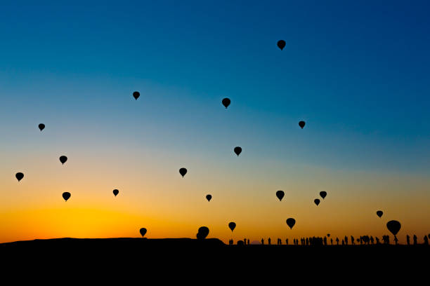 balões de ar quente - traditional festival adventure air air vehicle - fotografias e filmes do acervo