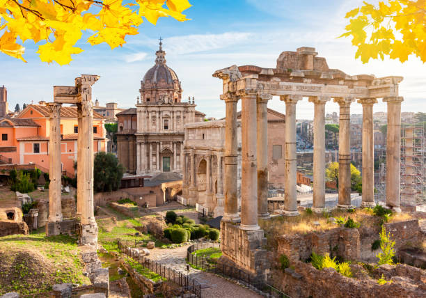 ruines du forum romain en automne, rome, italie - imperial italy rome roman forum photos et images de collection